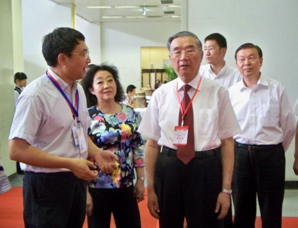 北洋集團(tuán)副總經(jīng)理高明向胡啟立主席、張琪司長(zhǎng)介紹北洋產(chǎn)品